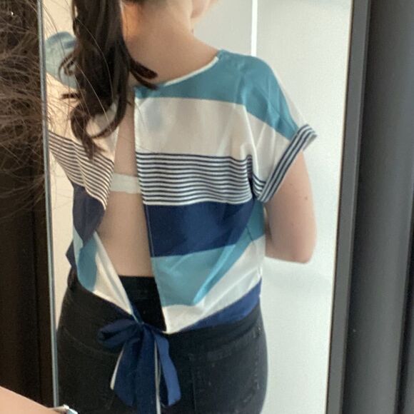 Backless lightweight blouse - Picture 2 of 3